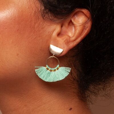 Boucles d'oreilles pendantes Mabel Light Blue – Art déco, pompons soyeux et laiton