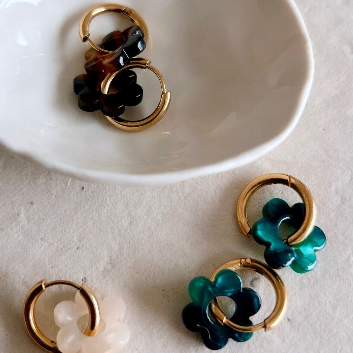 JEANNETTE | Mini orecchini a cerchio in acciaio inossidabile placcato oro e piccolo fiore in acetato