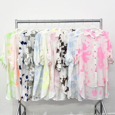 CAMICIA TAGLIE FORTI CON COLLETTO MORBIDO E MANICHE ARROTOLATE. STAMPA INCHIOSTRATA ALLOVER.