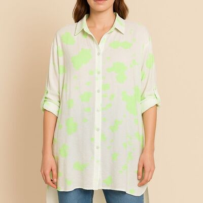 CAMISA DE TALLA GRANDE CON CUELLO SUAVE Y MANGA ENROLLADA. IMPRESIÓN EN TINTA POR TODAS PARTES.