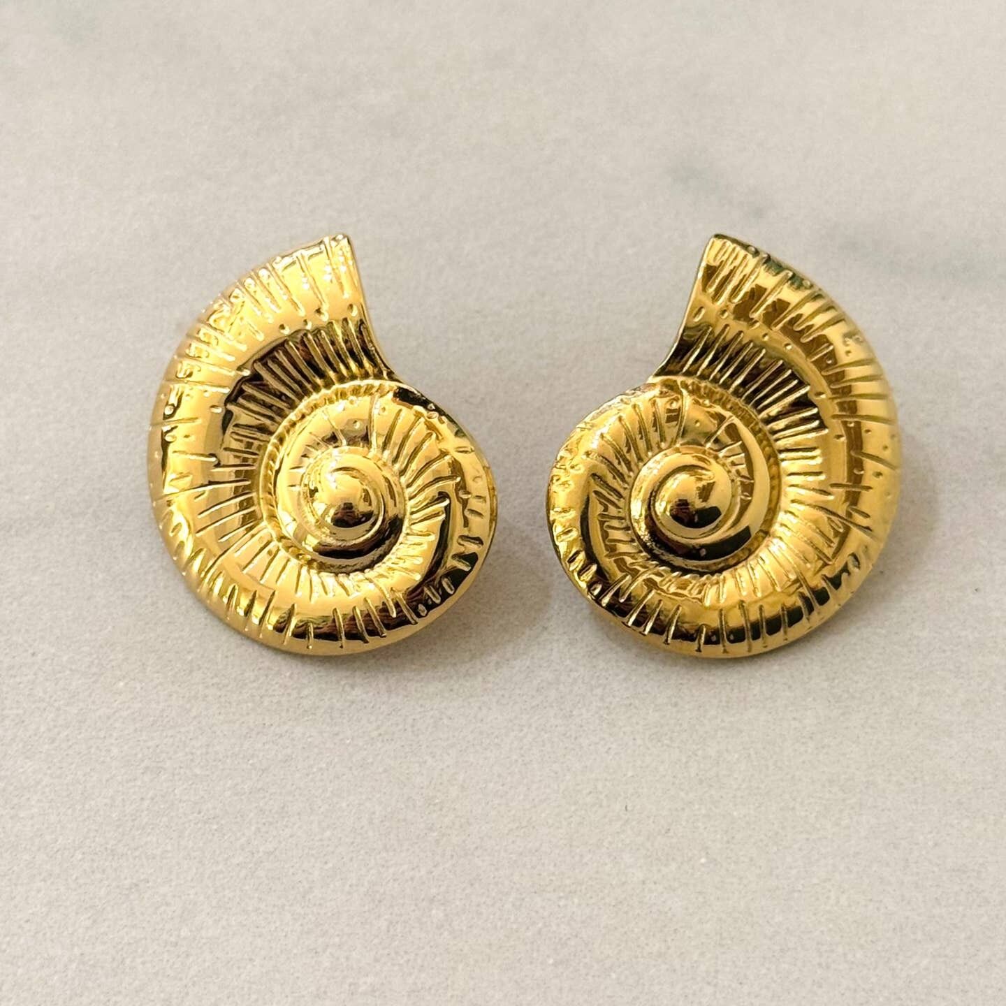 Goldene Nautilus-Ohrstecker
