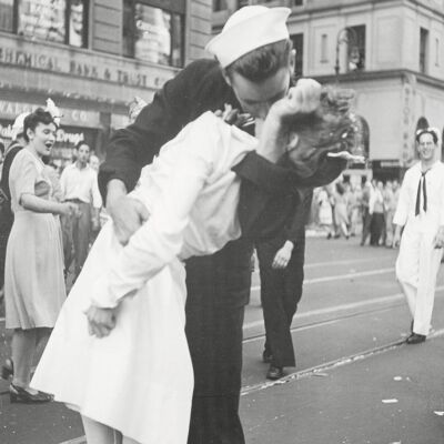 Poster Kissing the war goodbye - World War II