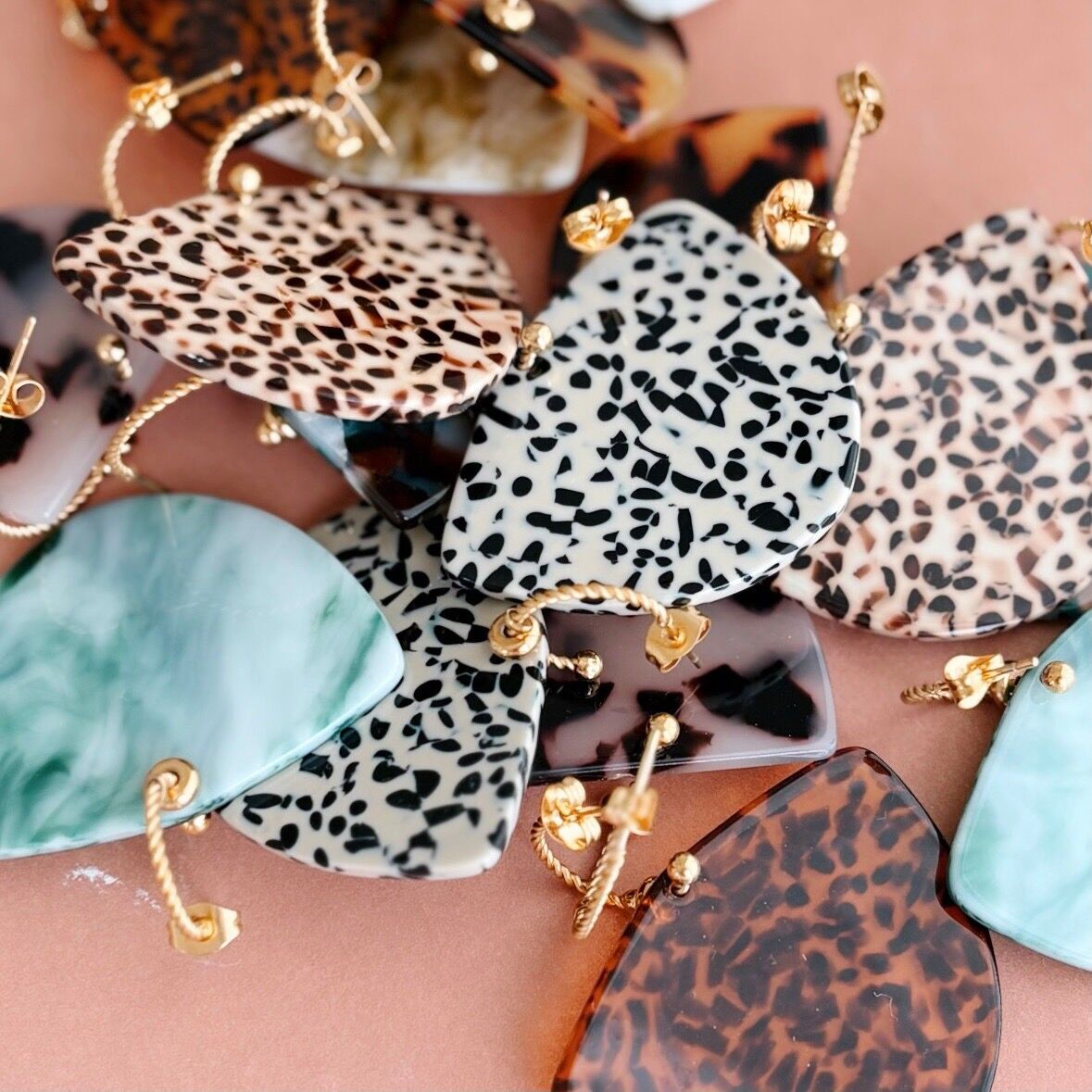 LOU | Boucles d'oreilles XL en acier inoxydable doré & grand pendentif en acétate