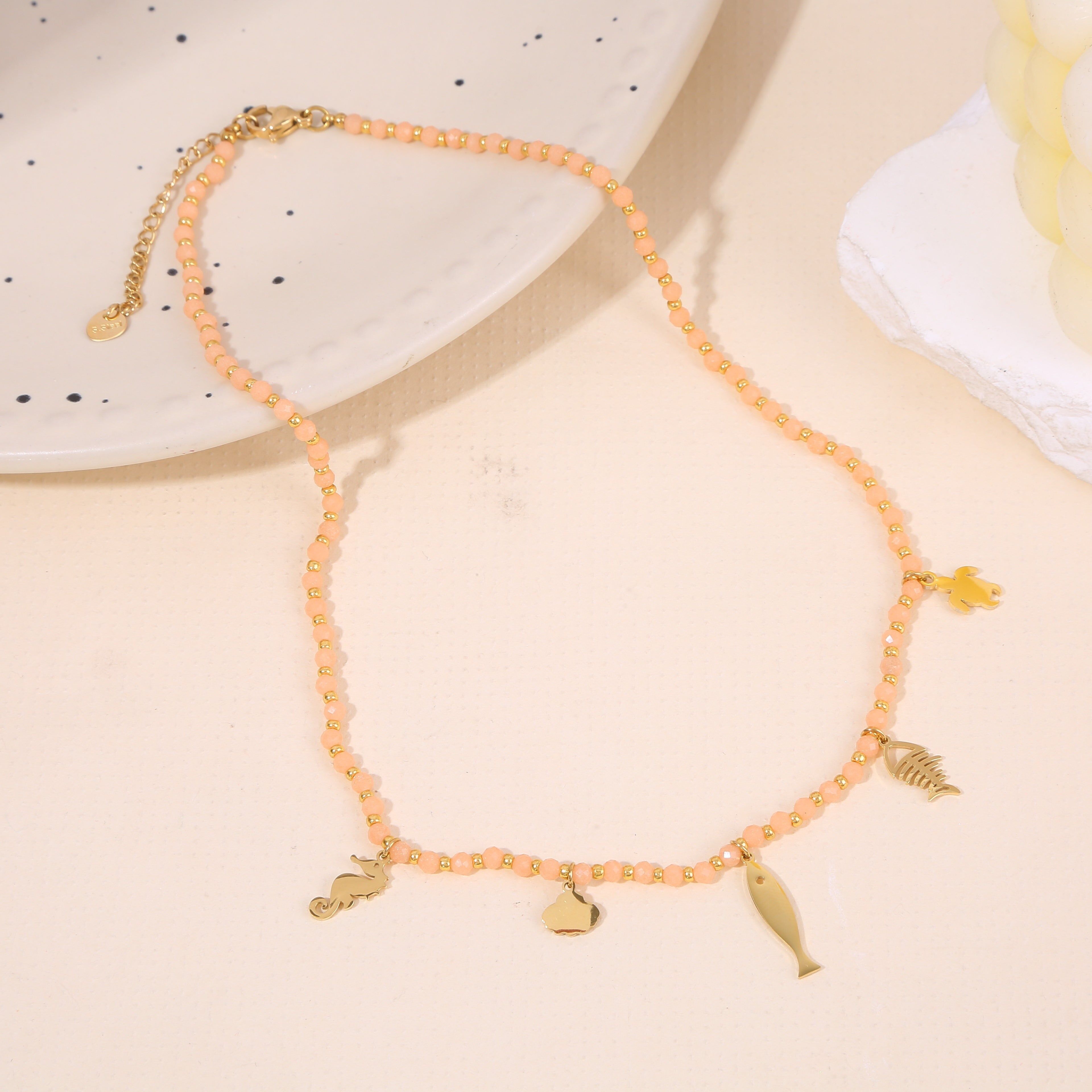 Collana con catena in pietra naturale color salmone e ciondoli a tema oceano