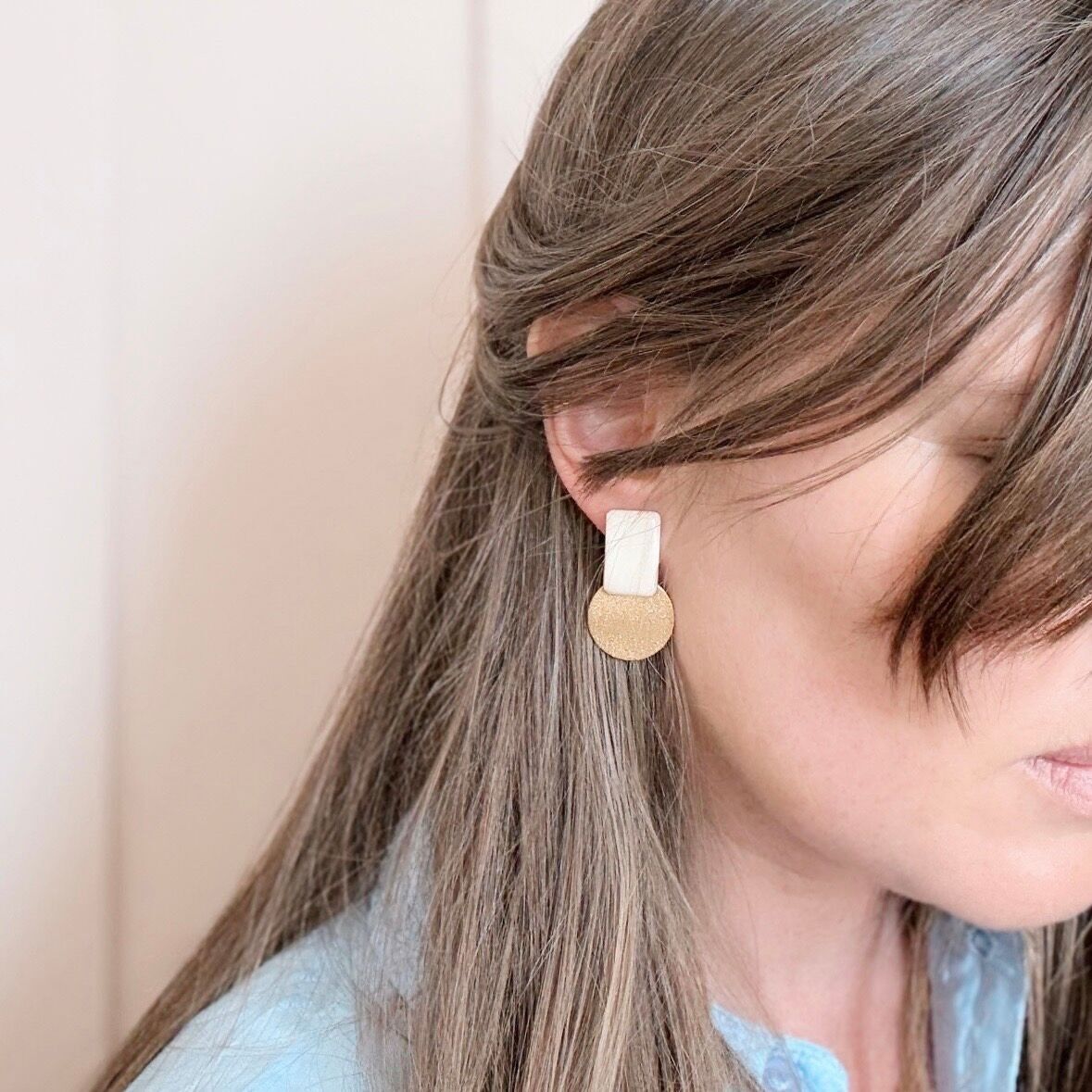 CATERINA | Orecchini grafici in resina e medaglia in acciaio inossidabile placcato oro