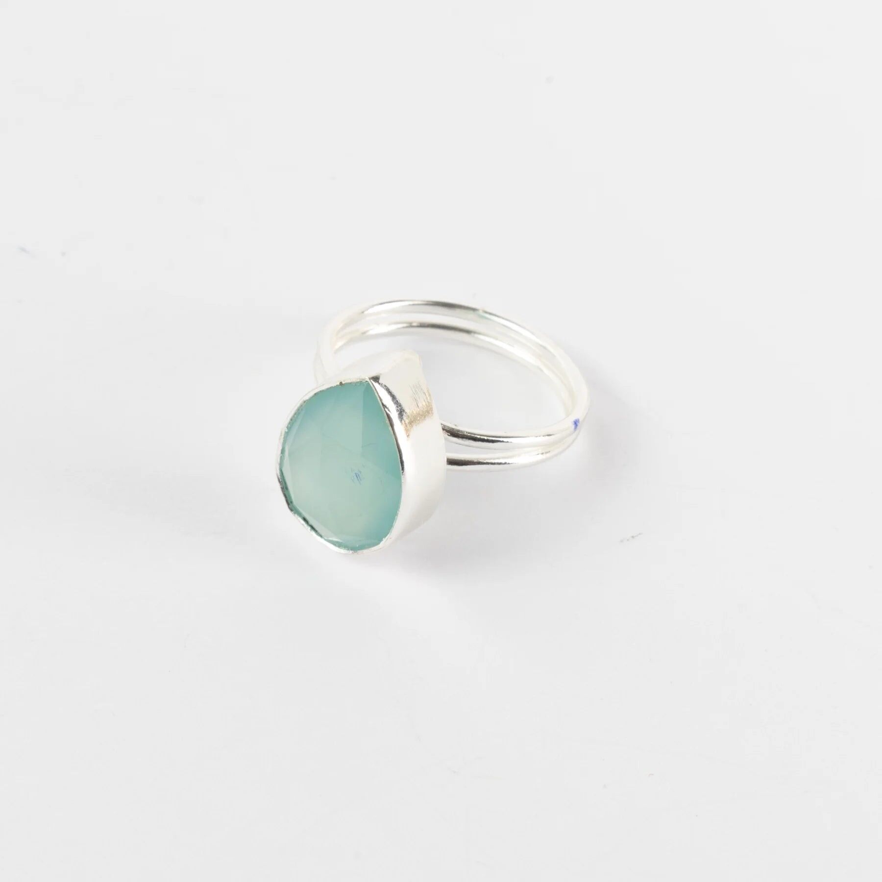 Hellblauer, polierter Caveto-Silberring