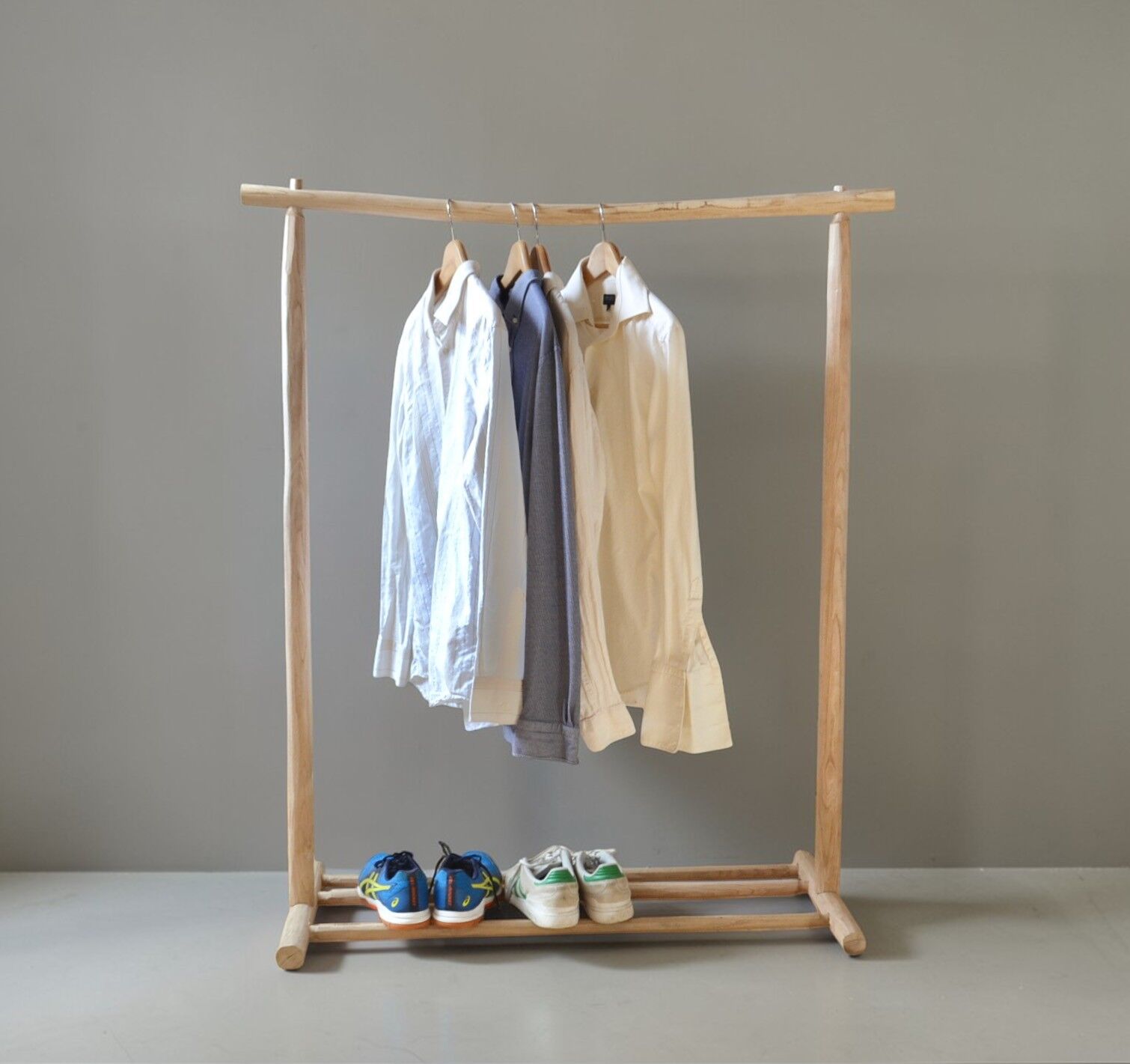 Kleiderständer aus Rohholz mit Schuhablage