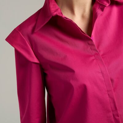 Chemise avec des ailes sur les épaules