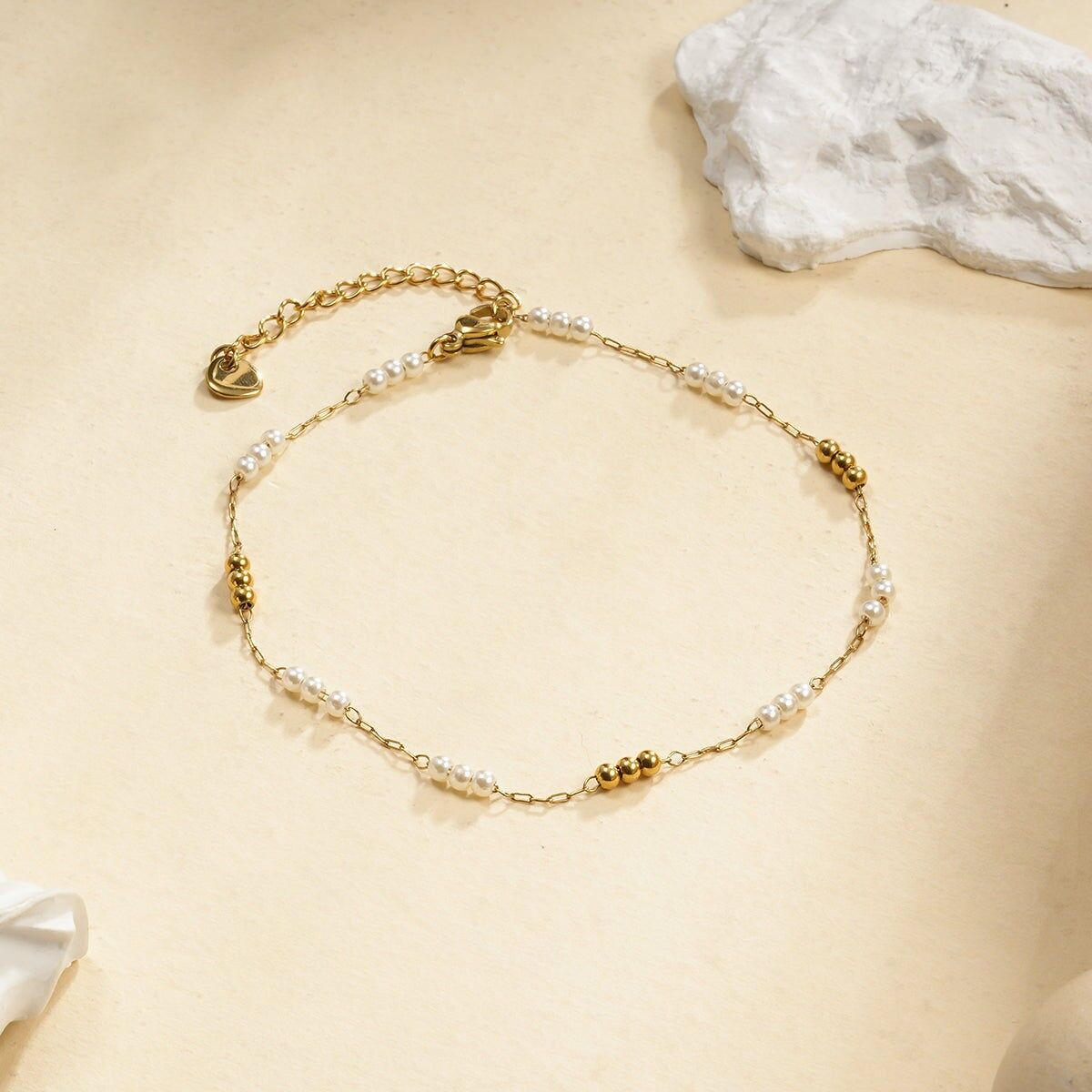 Cavigliera discreta in oro e perle