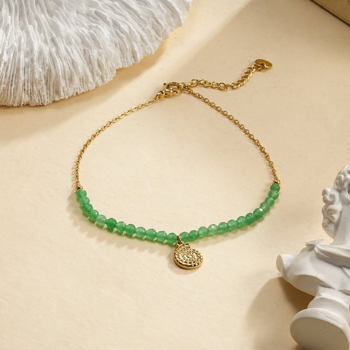 Cavigliera in oro con ciondolo a conchiglia e perline verdi