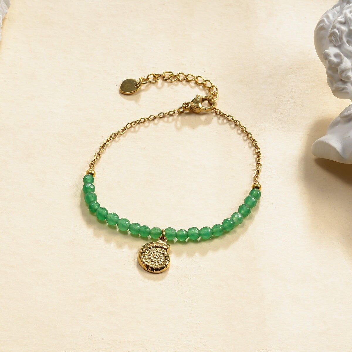 Bracciale a catena in oro fino con ciondolo a conchiglia e perle verdi