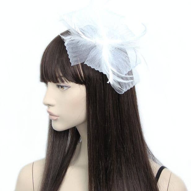 Stile Freya.Fascinator con rete ad anello e piume