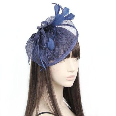 Estilo Olivia. Sinamay Hatinator en una Aliceband