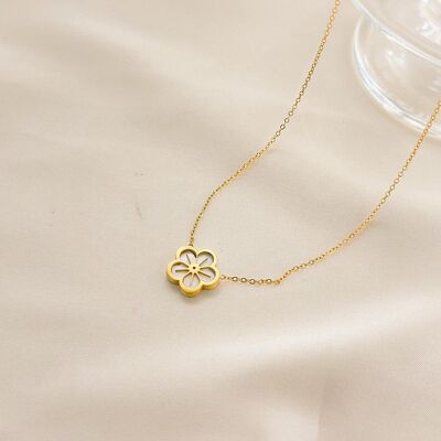Collier Doré Fleur de Prunier Incrustée de Pierre Nacre Blanche