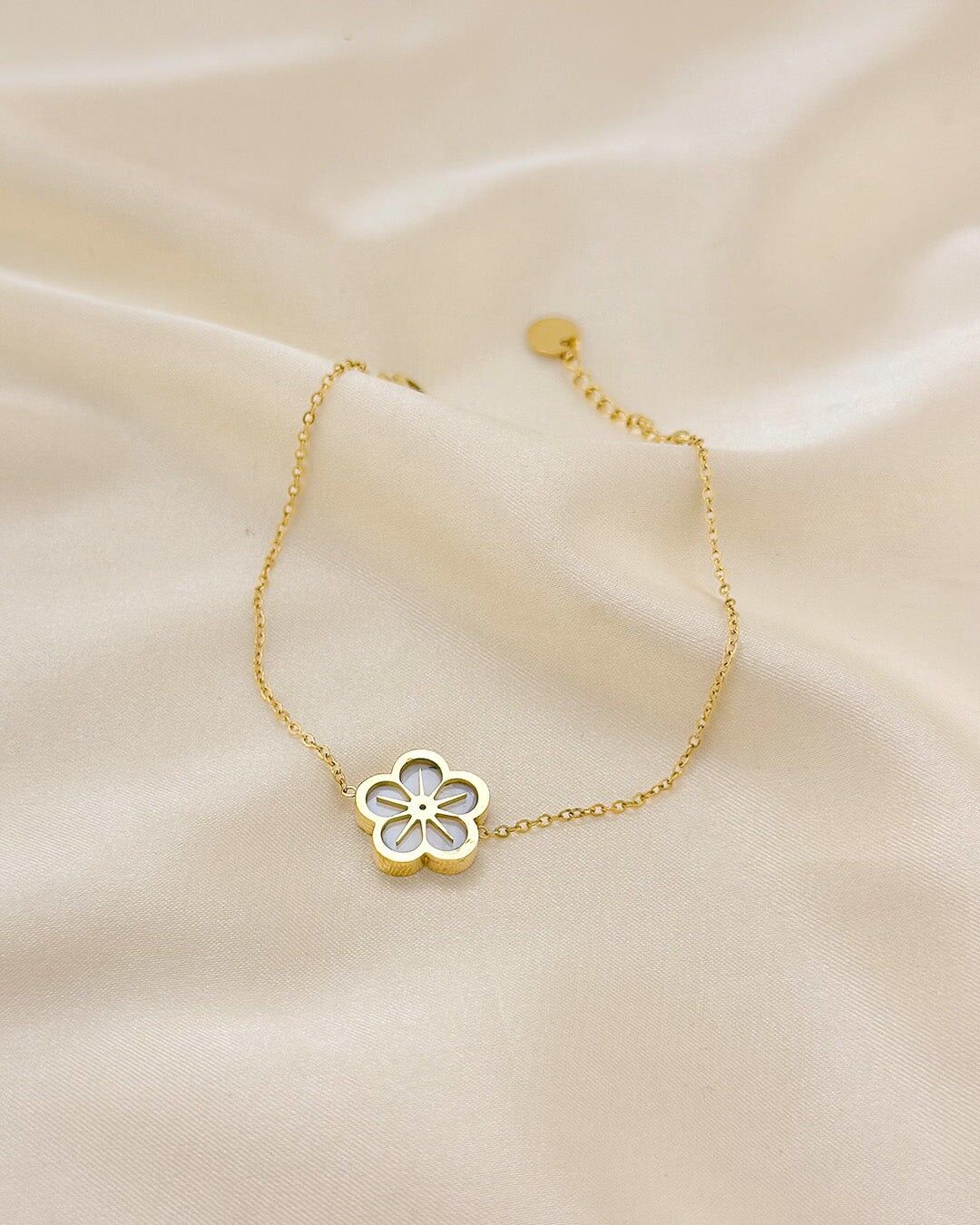 Bracciale con fiori di pruno dorato intarsiato con pietra di madreperla bianca