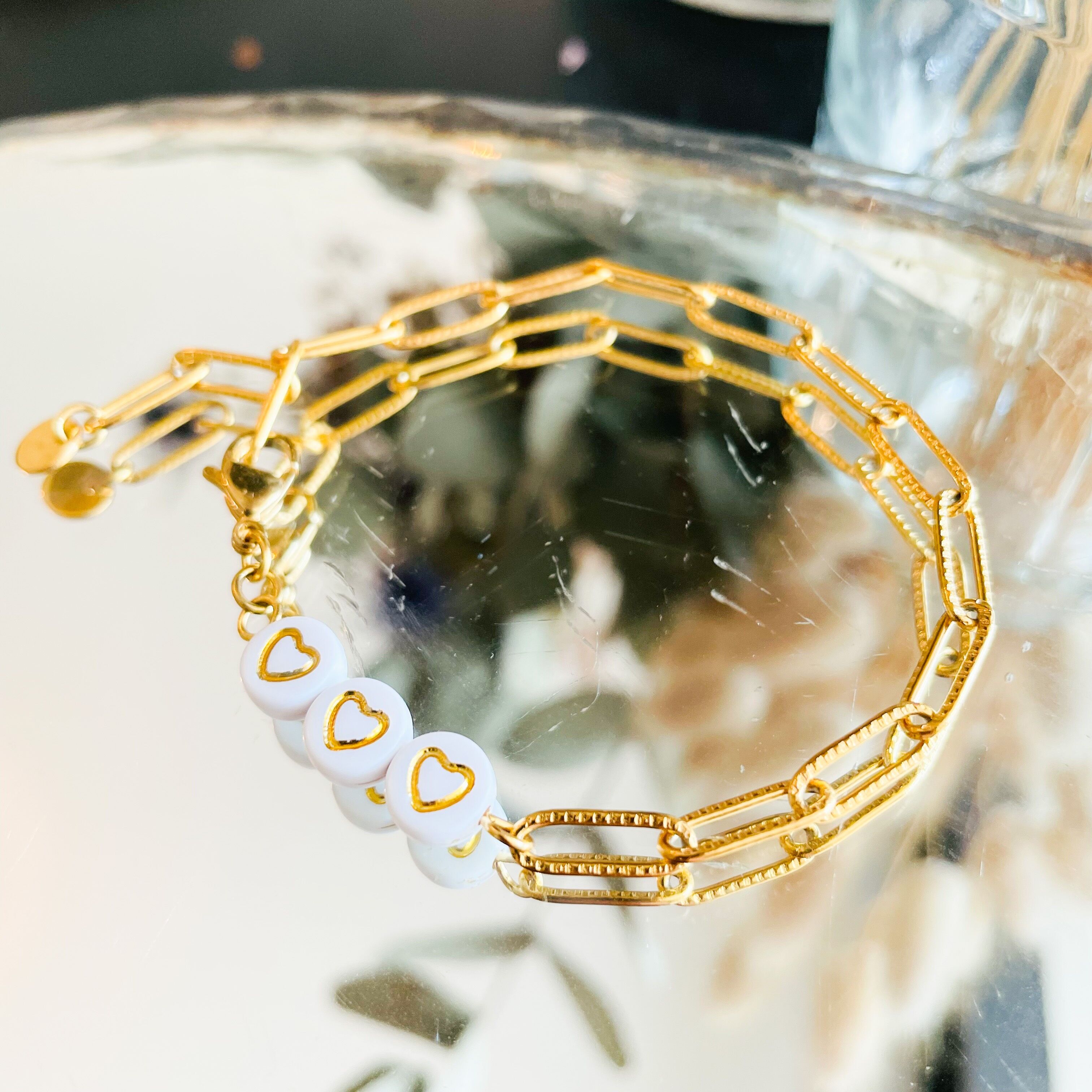 AMADO | Pulsera de malla de trombón martillado en acero inoxidable bañado en oro y 3 cuentas de corazón