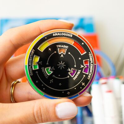 Spilla in smalto duro con la teoria della ruota dei colori che gira, design grafico