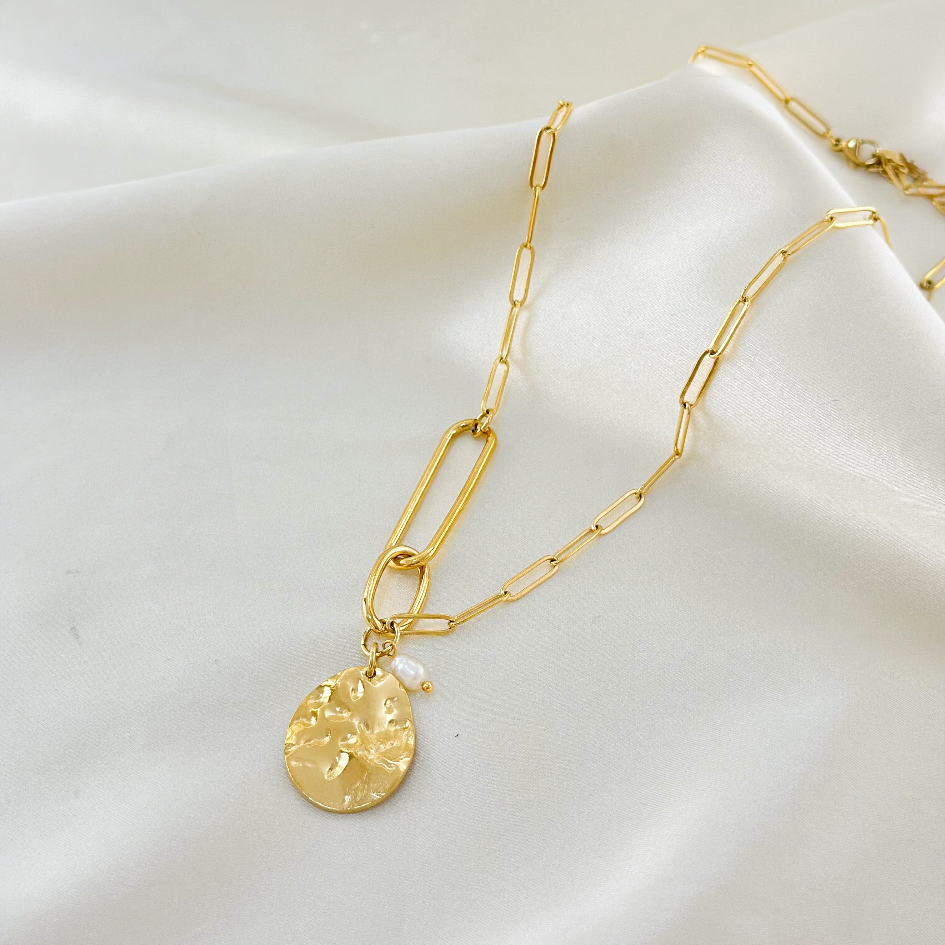 Collana con ciondolo a maglie rotonde martellate e perla bianca sintetica