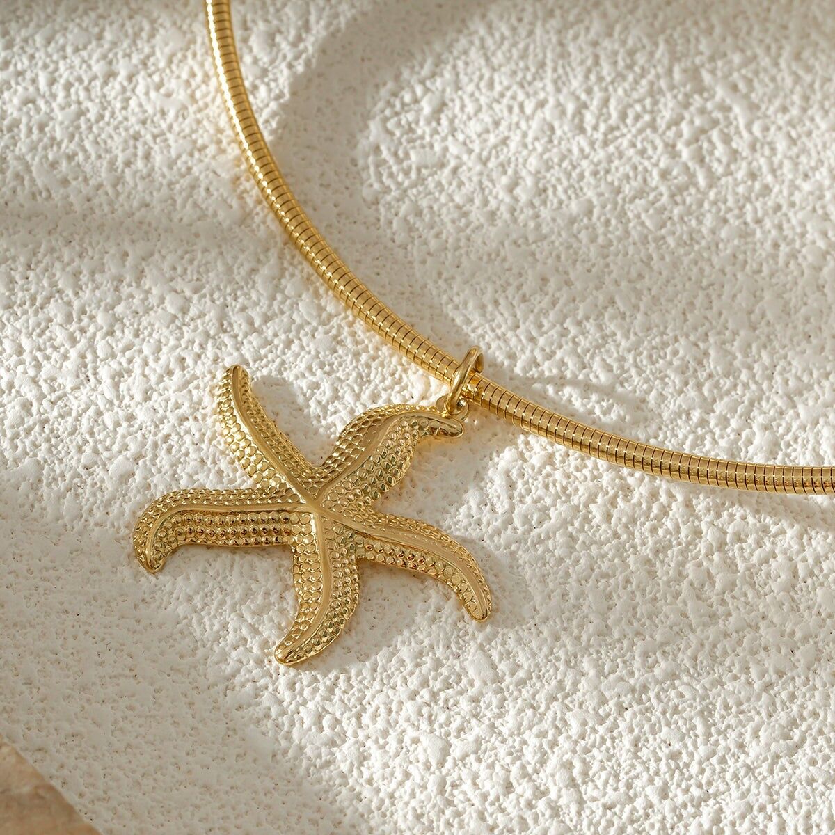 Collier Torque Doré Pendentif Étoile de Mer Texturée