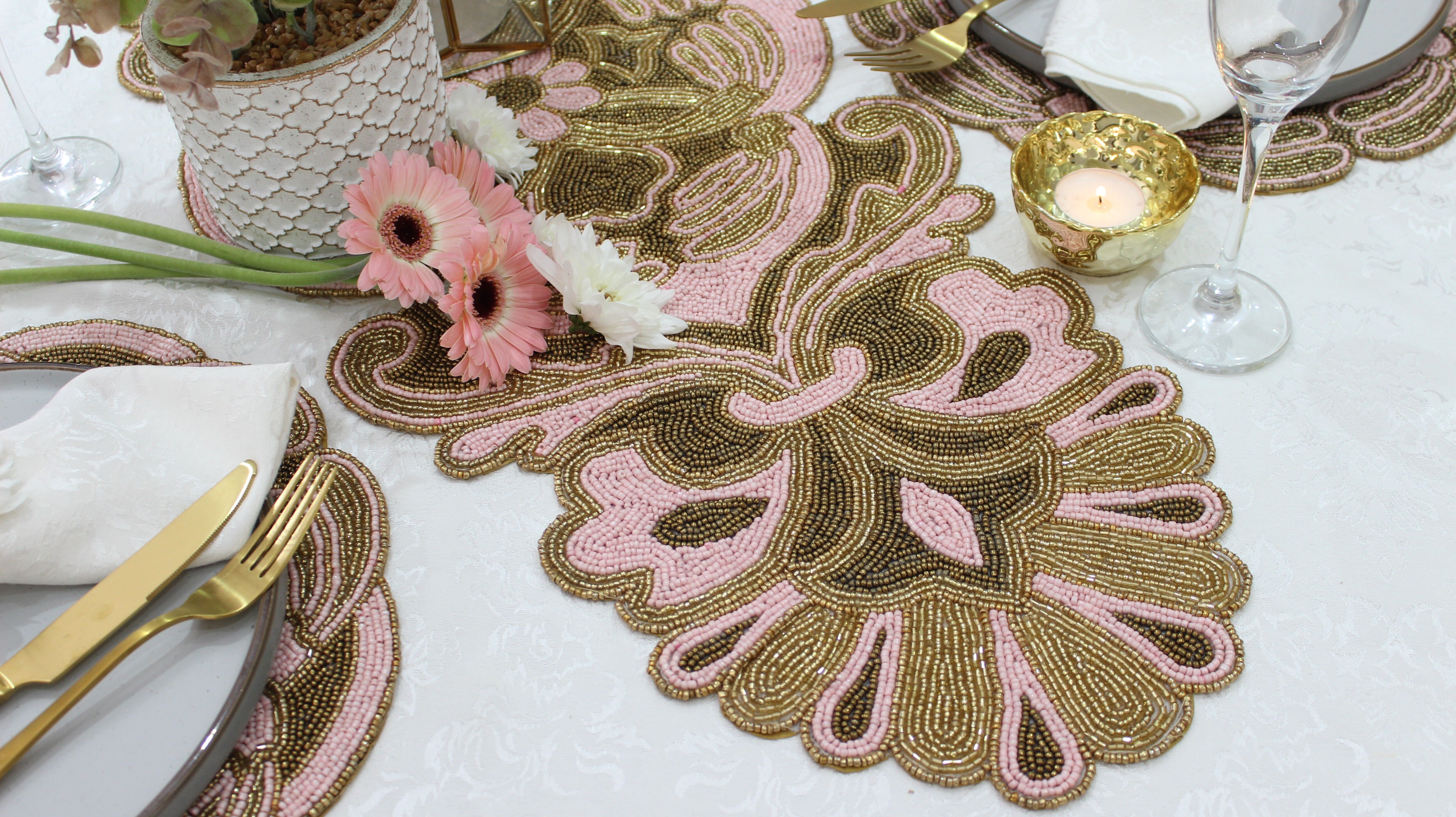 Pink Swan Handgefertigter Handbesetzter Tischläufer - 6 Zoll Karton