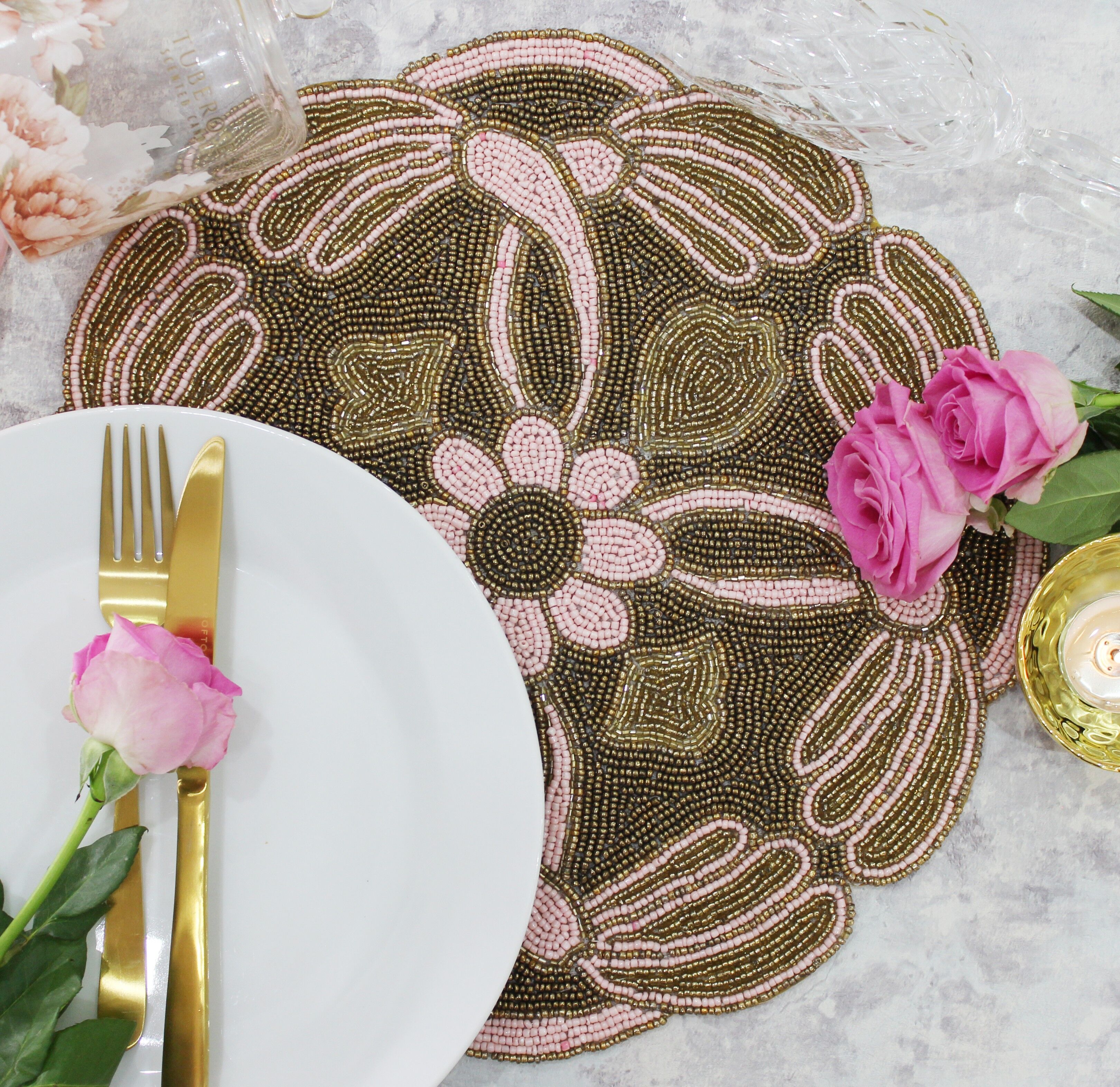 Pink Swan handgemachtes handbesticktes Tischset - 8 Zoll Karton