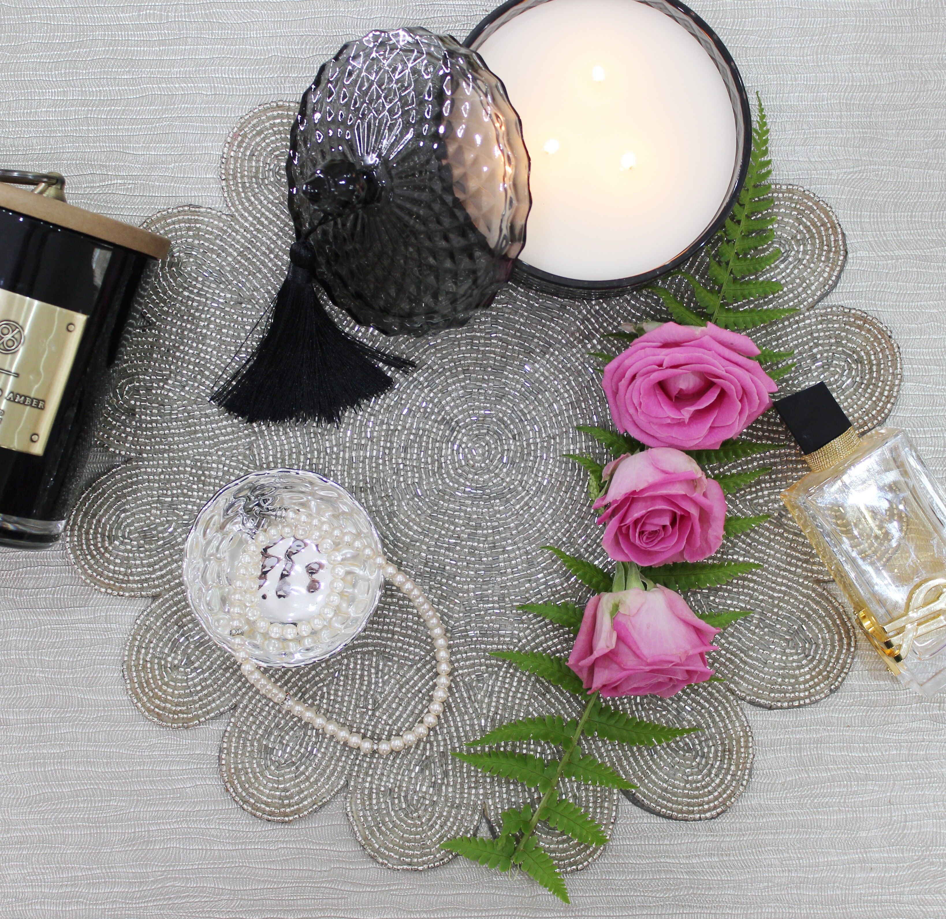 Silberne Blütenblätter handgemachtes handbesticktes Tischset - Fall von 8