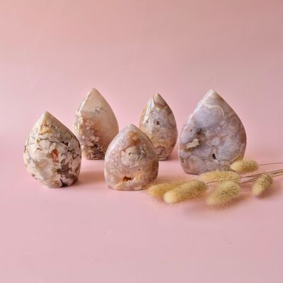 Amatista rosa drusa con formas libres y llamas: energía mágica y suave