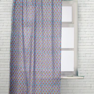 Panel de cortina con estampado de bloques multicolores en azul pálido con flores indias