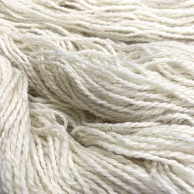 Hilo de lana orgánica blanca
