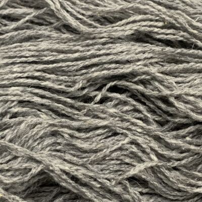 Hilo de lana orgánica gris claro