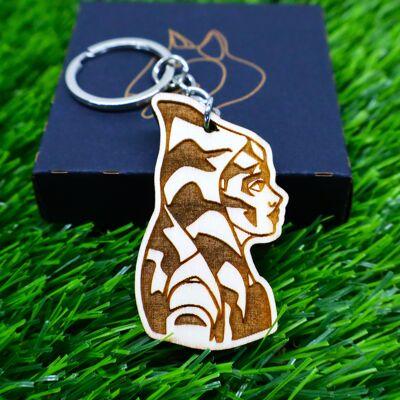 Llavero de madera de Ahsoka Tano – Inspirado en Star Wars – Accesorio grabado a láser – Regalo para fans de Star Wars – Abalorio para bolso de guerrero Jedi