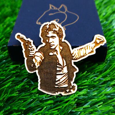 Han Solo Holzmagnet – Star Wars Kühlschrankdekor – Graviertes Naturholz – Millennium Falcon Geschenk – Schmugglerkunst Sammlerstück – Rustikale Nerd-Dekoration