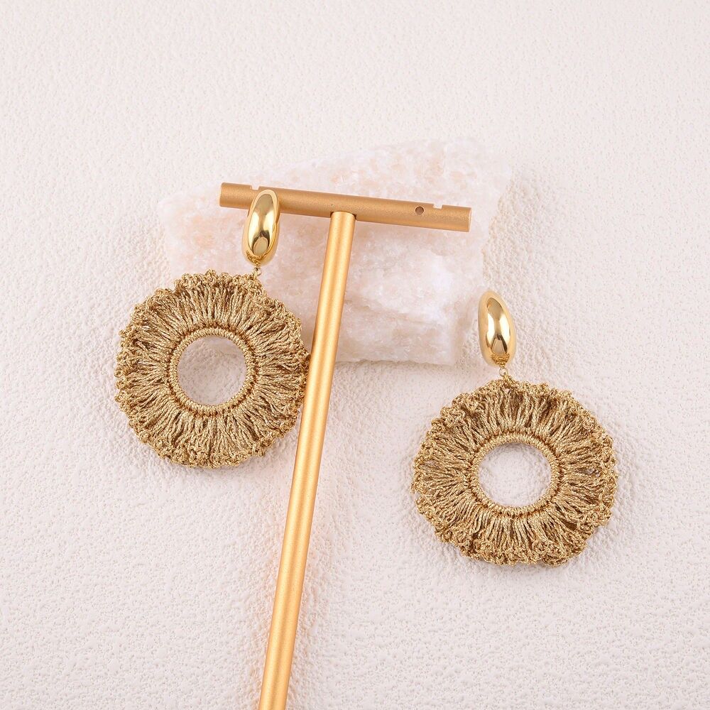 Hängeohrringe - Tropfenstück und geflochtenes Stoffstück bilden eine Blume