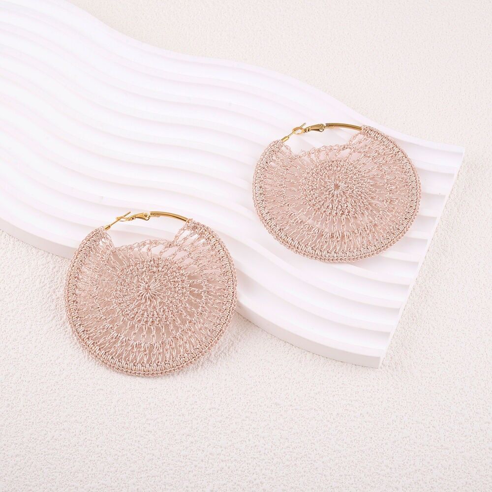 Kreolen - geflochtenes Stoffstück, das eine Blume bildet