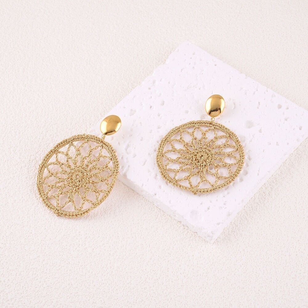 Hängeohrringe - flaches ovales Stück und geflochtenes Stoffstück bilden eine Rosette