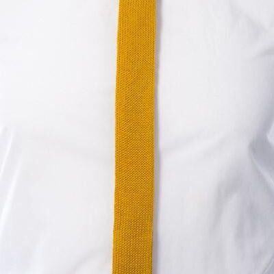 Corbata ajustada: amarillo mostaza