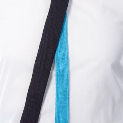 Corbata delgada: negra y turquesa (espalda en contraste)