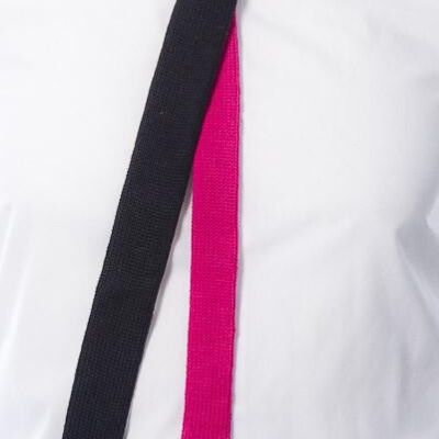 Corbata delgada: negra y rosa (espalda en contraste)