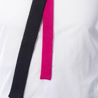 Corbata delgada: negra y rosa (espalda en contraste)