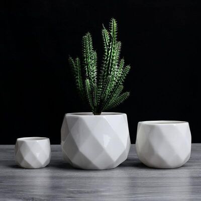 Maceta de cerámica con forma de diamante