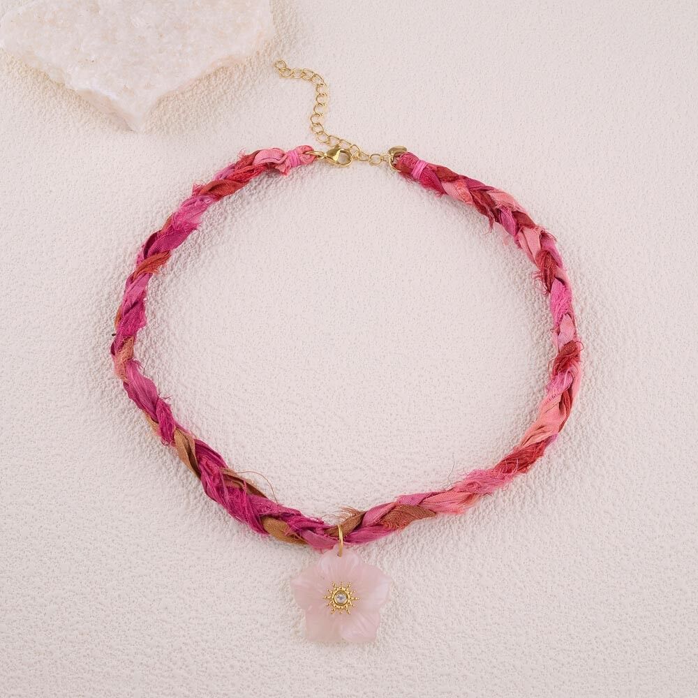 Geflochtene Stoffkette - Natursteinblume mit Kristall