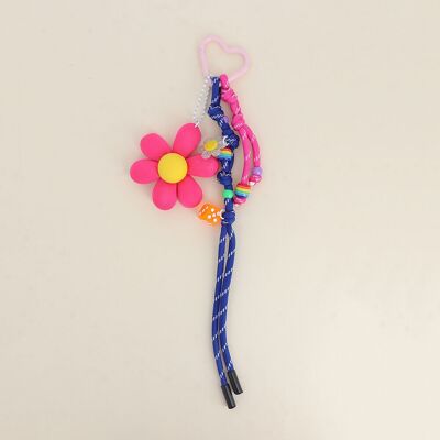 Grigri de sac - dé, petite fleur en résine souriante, 2 cordons perlés, fleur moelleuse
