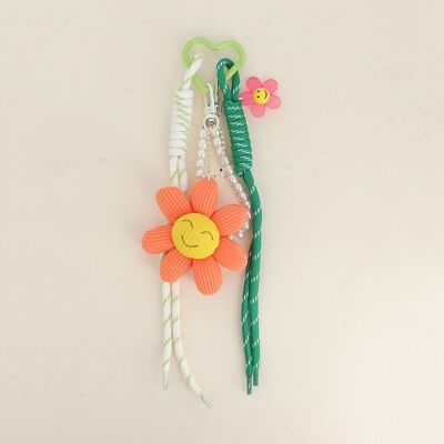 Charm para bolso: cadena de bolas de resina, cordones y flor.