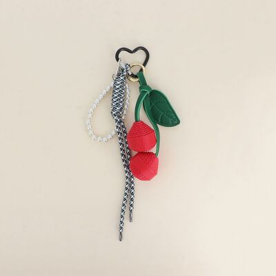 Grigri de sac - chaîne de boules résine, lacets, cerise en simili cuir