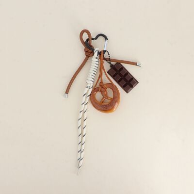 Grigri de sac - tablette de chocolat, bretzel, lacet, cordon en simili cuir