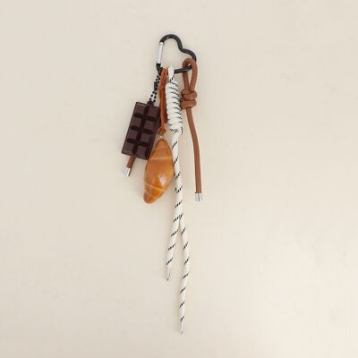 Charm para bolso: barra de chocolate, croissant, encaje y cordón de piel sintética.