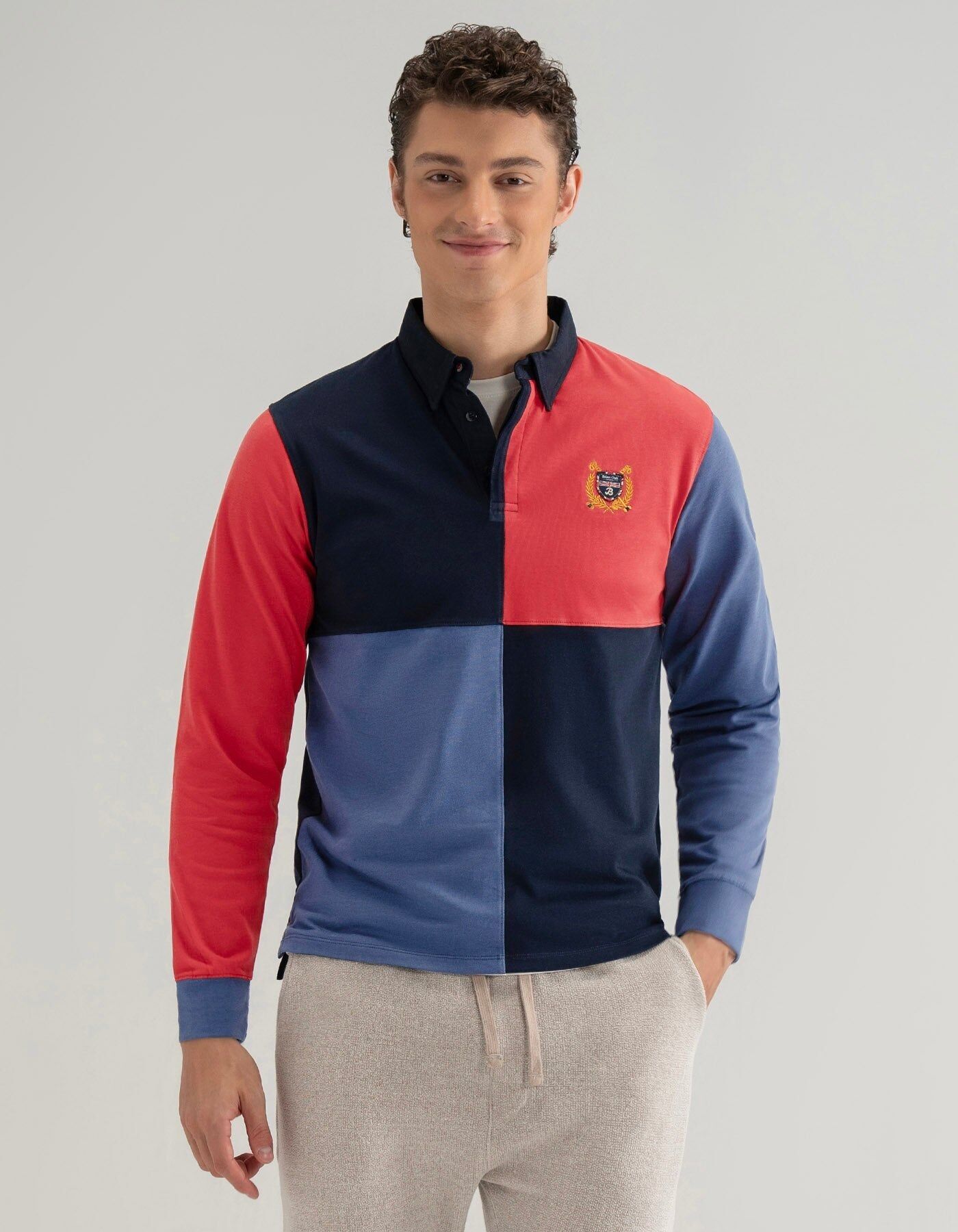 Maglia da rugby a blocchi di colore blu navy e rosso