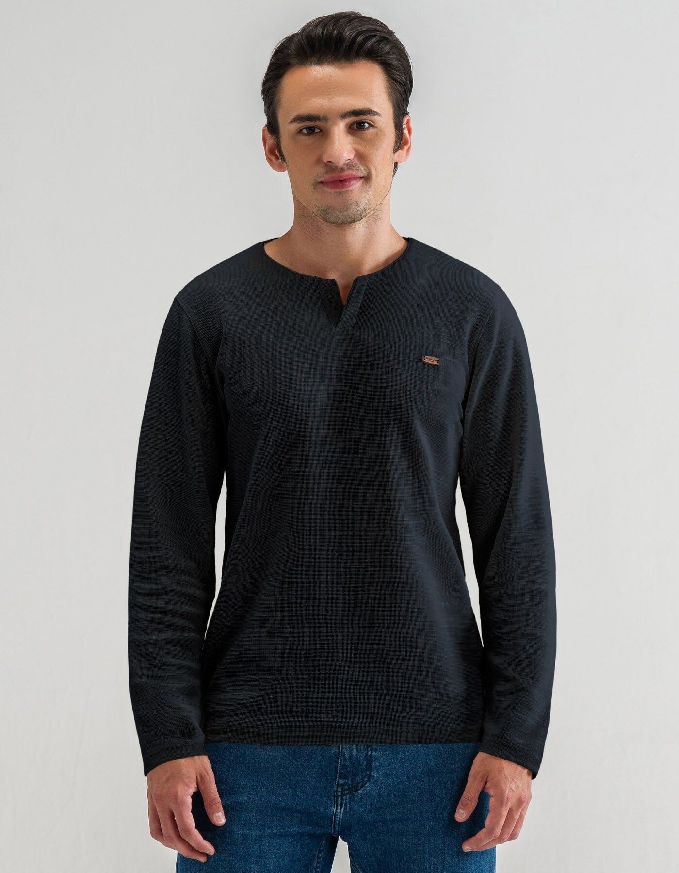 Camiseta negra de manga larga con cuello redondo y textura