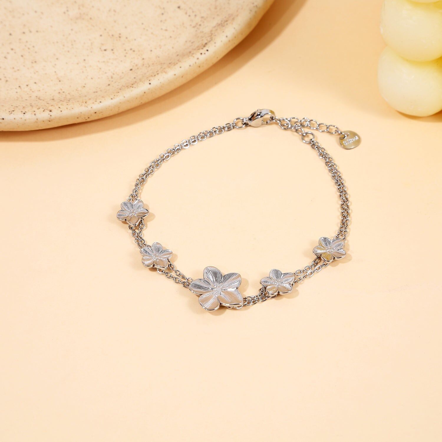 Bracciale a doppia catena in argento con fiori delicati