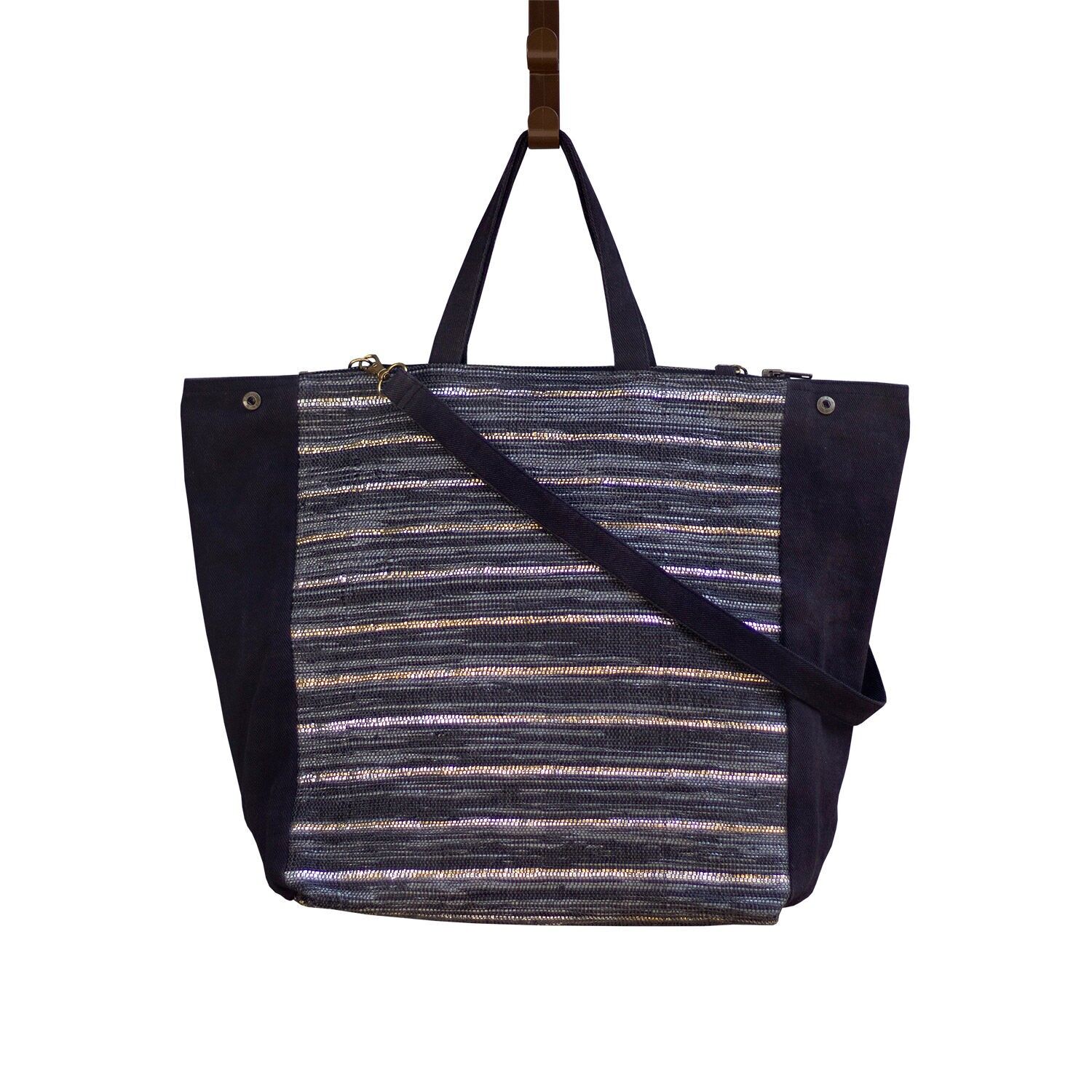 Schwarze Tasche aus recyceltem Kunststoff und natürlich gefärbter Baumwolle